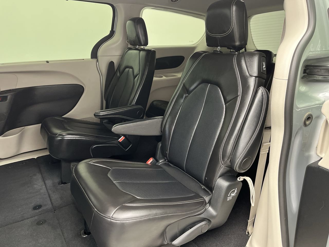 Used 2024 Chrysler Pacifica Touring-L FWD image 10