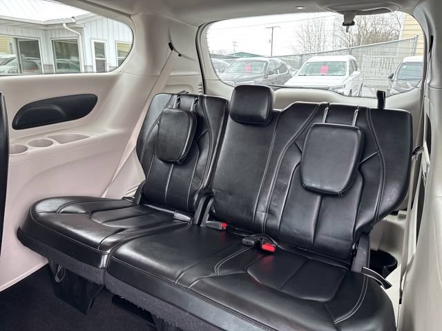 Used 2024 Chrysler Pacifica Touring-L FWD image 16