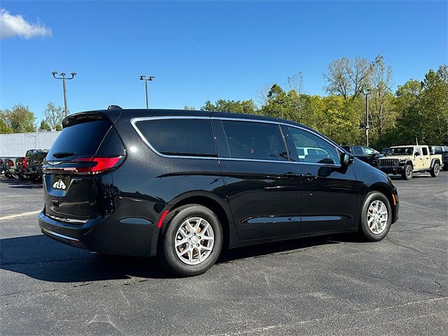 New 2026 Chrysler Pacifica Select image 7