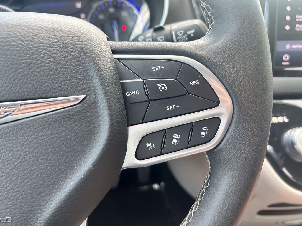 Used 2023 Chrysler Pacifica Touring-L FWD image 32