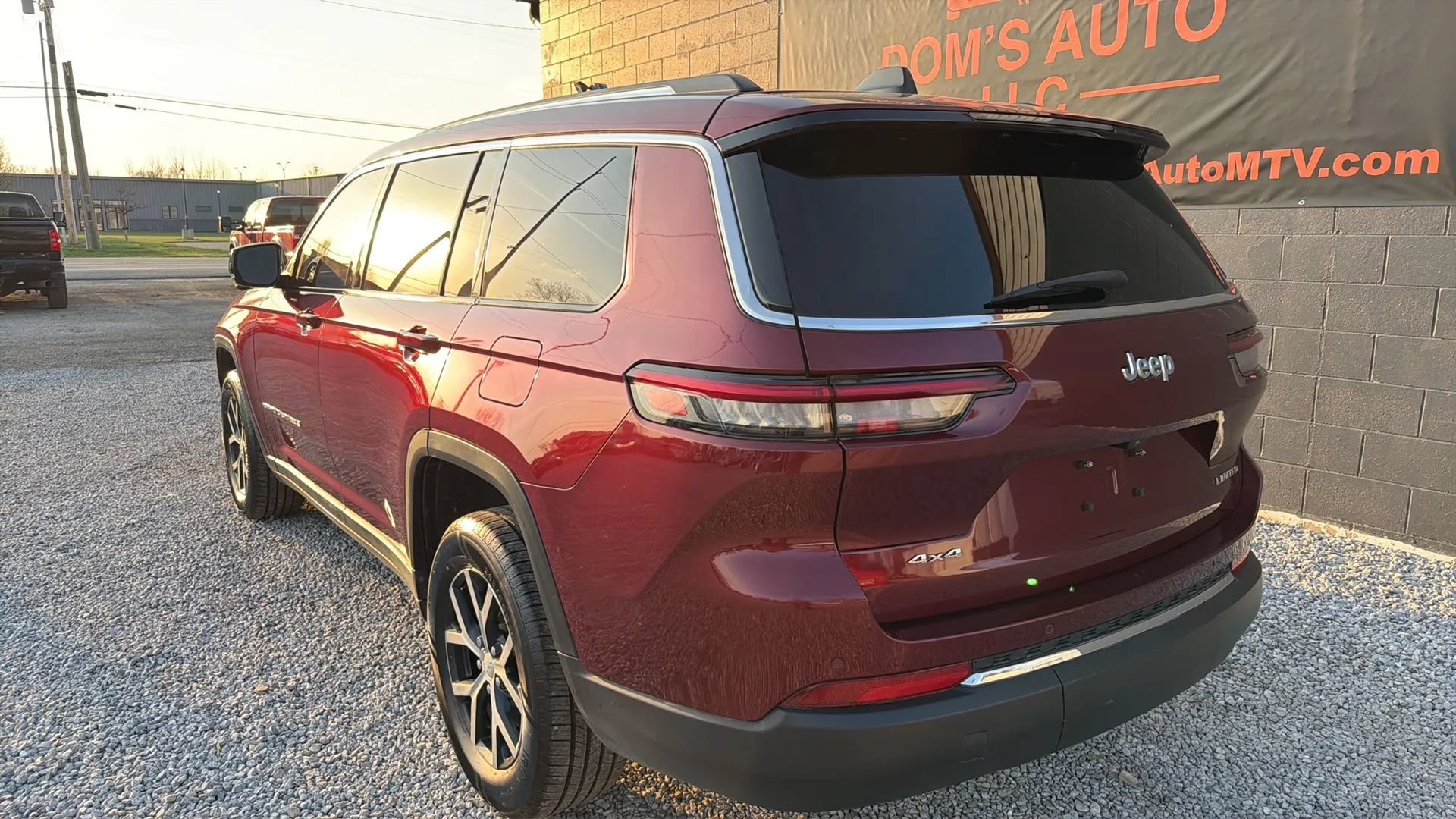 Used 2023 Jeep Grand Cherokee L Limited AWD/4WD image 3