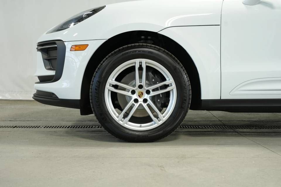 Certified 2026 Porsche Macan AWD/4WD image 42