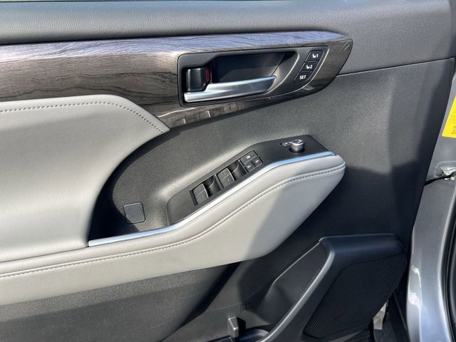Used 2025 Toyota Highlander Limited image 11