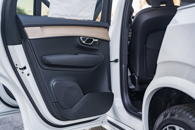 Certified 2025 Volvo XC90 T8 Plus w/ Protection Package Premier image 31