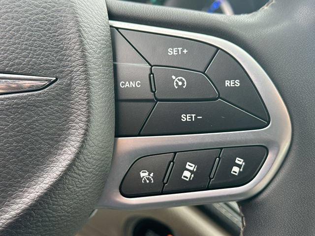 Used 2023 Chrysler Pacifica Touring-L FWD image 42
