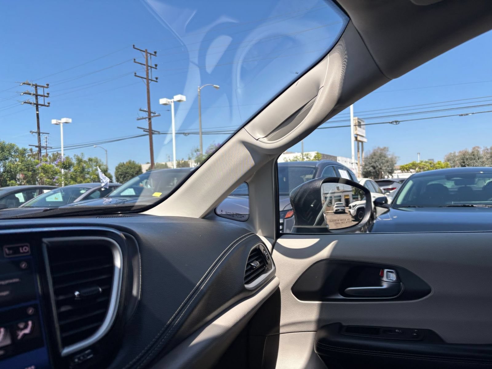 Used 2023 Chrysler Pacifica Touring-L FWD image 37