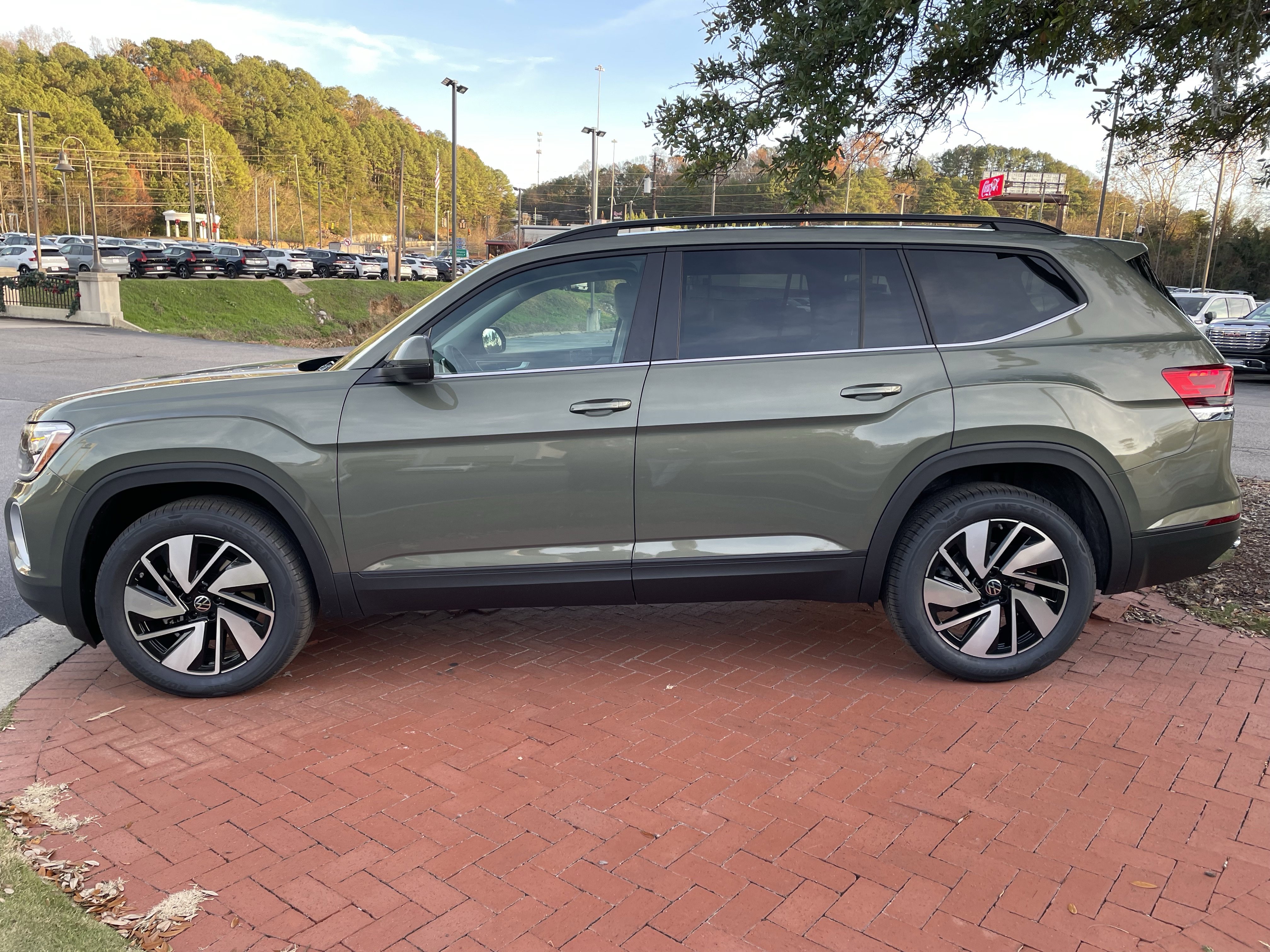 New 2026 Volkswagen Atlas SE image 7