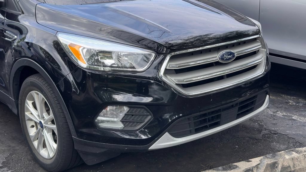 Used 2019 Ford Escape SE FWD image 2