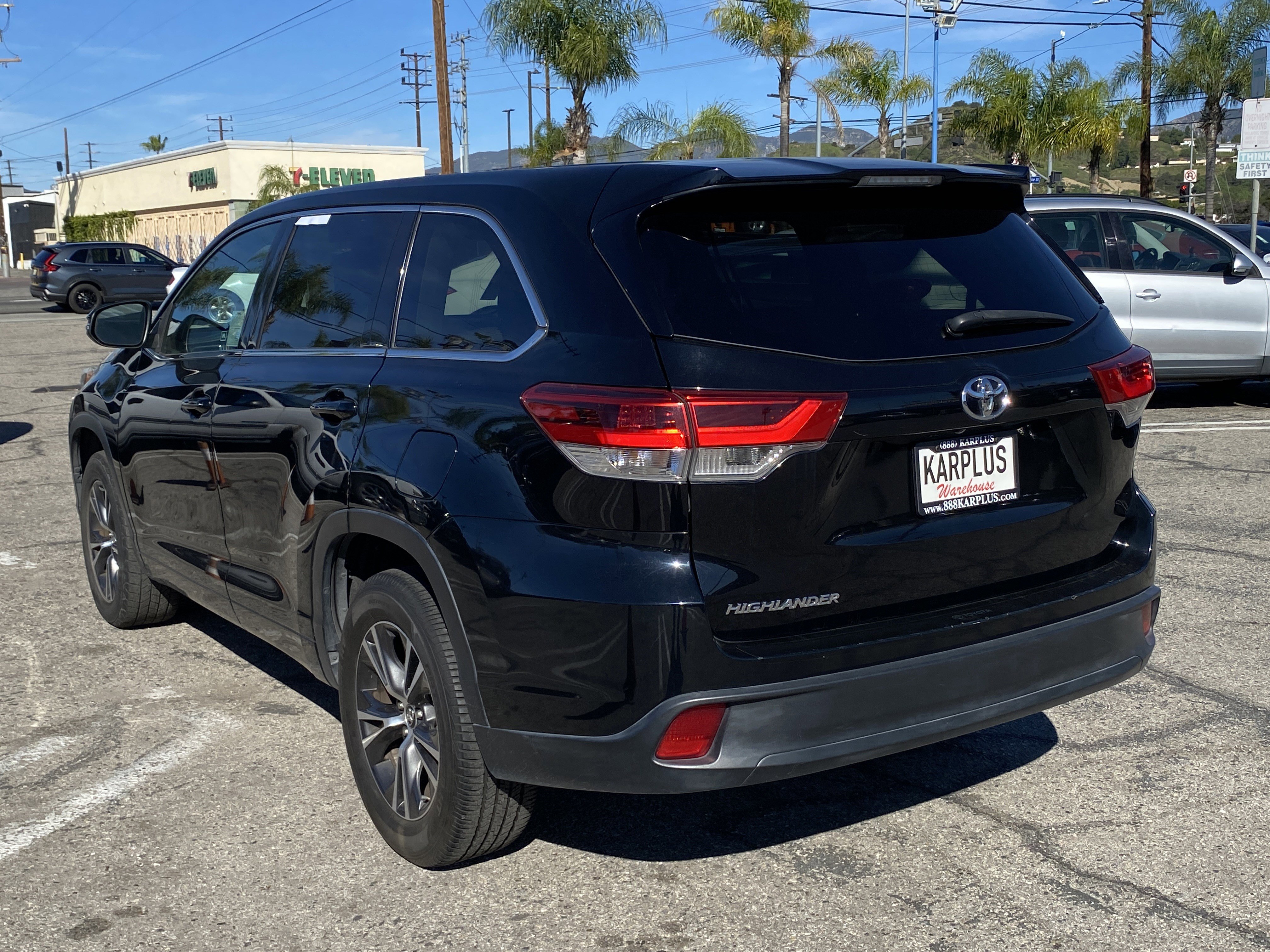 Used 2018 Toyota Highlander LE w/ Carpet Mat Package (TMS) image 9