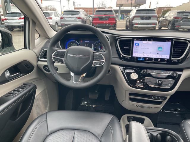 Used 2024 Chrysler Pacifica Touring-L image 4
