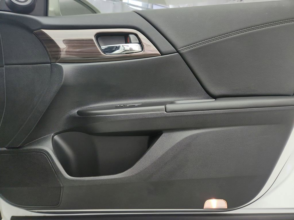 Used 2017 Honda Accord Touring image 25