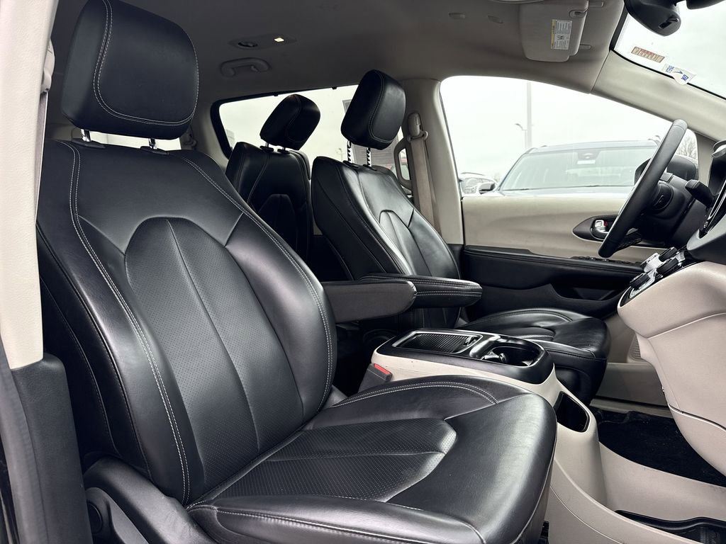 Used 2023 Chrysler Pacifica Touring-L image 25