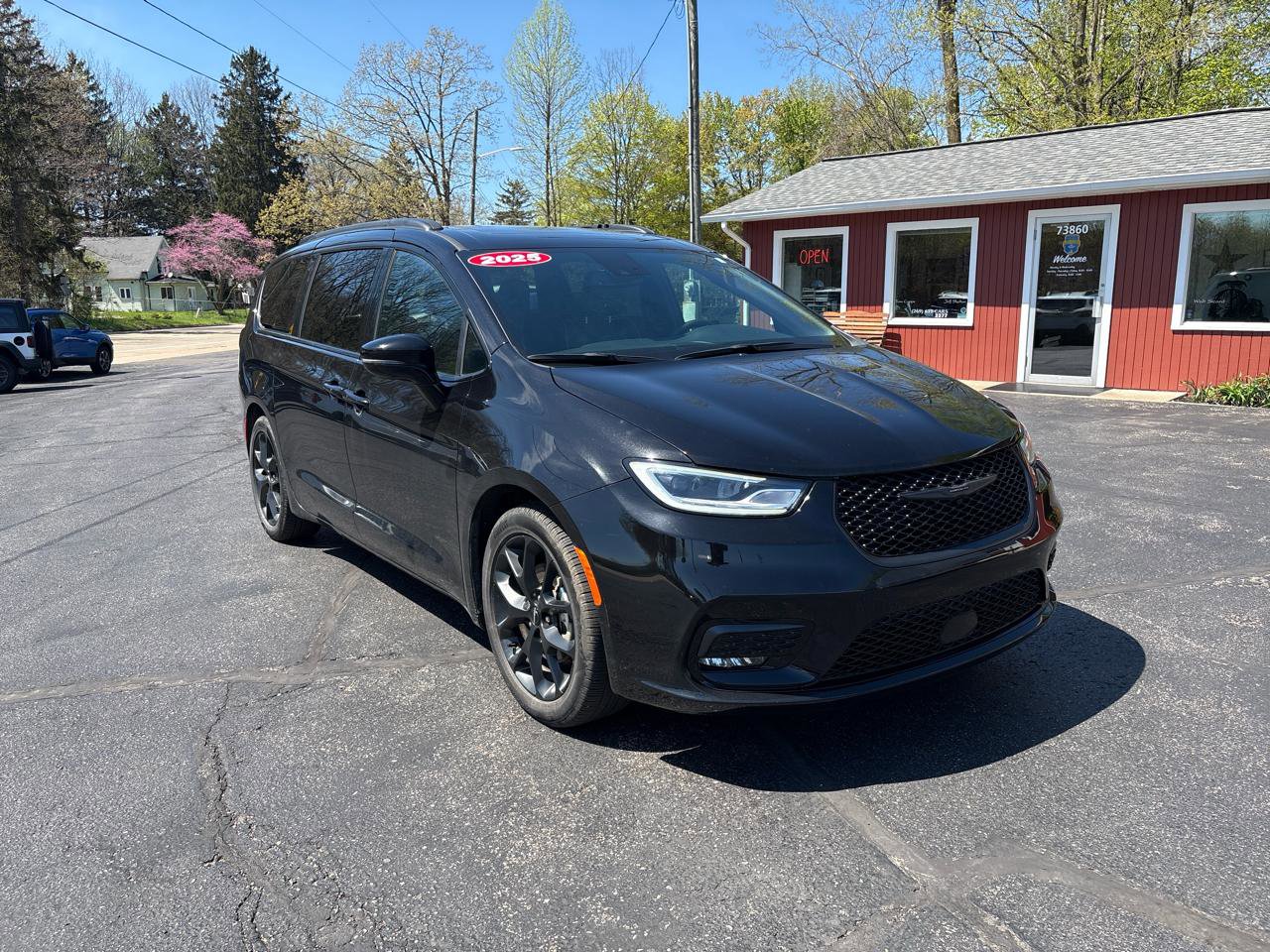 Used 2025 Chrysler Pacifica Limited FWD image 2
