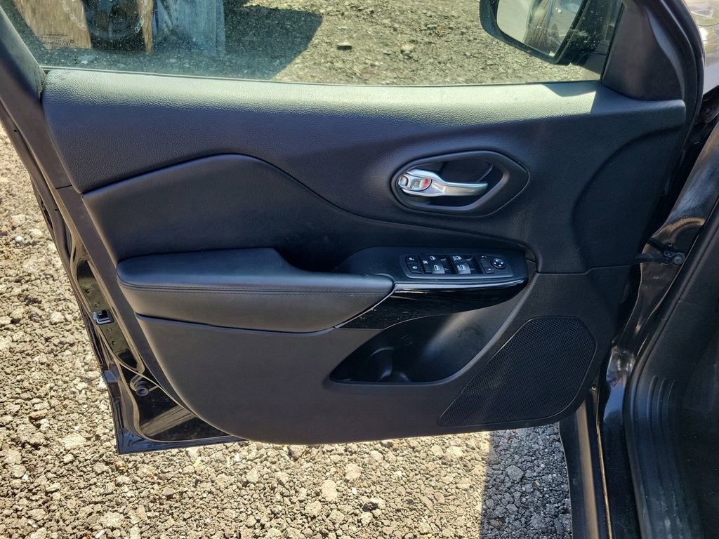 Used 2020 Jeep Cherokee Latitude Plus FWD image 11