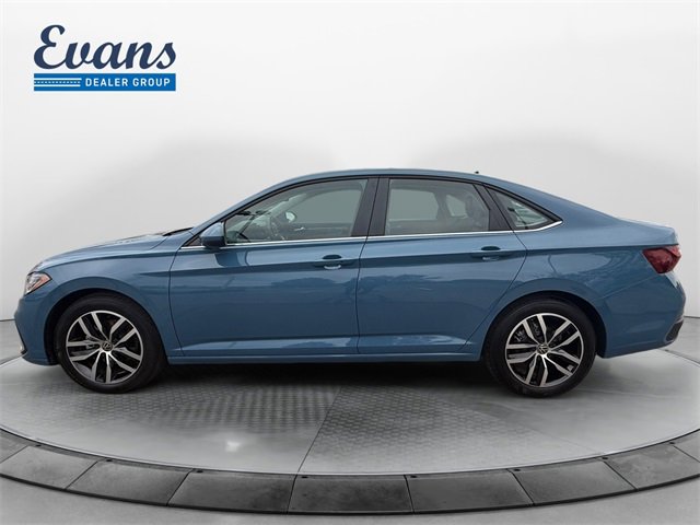 Used 2025 Volkswagen Jetta SE w/ Sunroof Package image 2