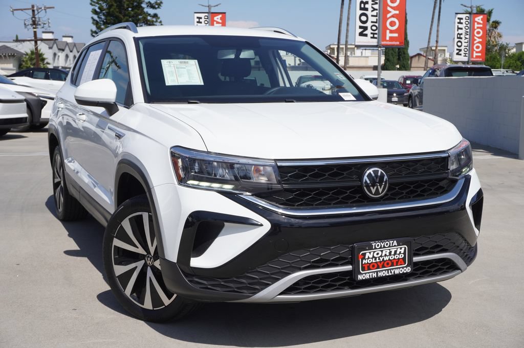 Used 2022 Volkswagen Taos SE FWD image 2