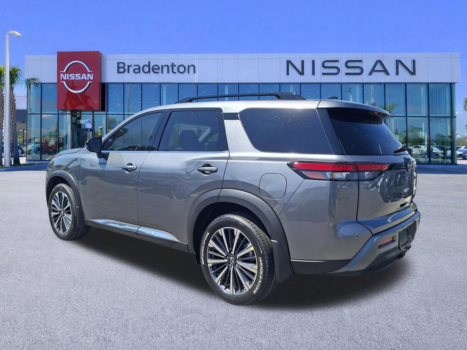 New 2026 Nissan Pathfinder Platinum image 4