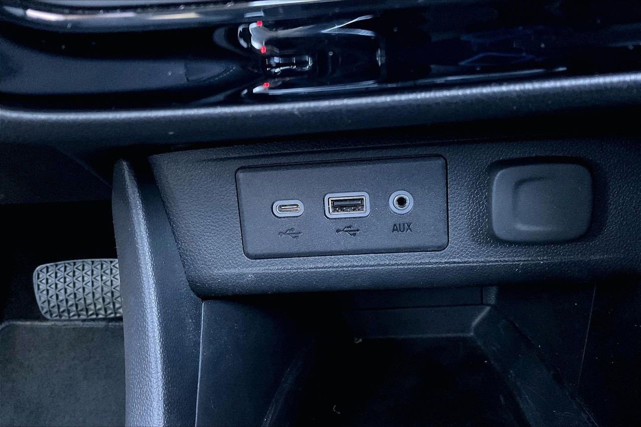 Used 2023 Buick Encore GX Select image 16