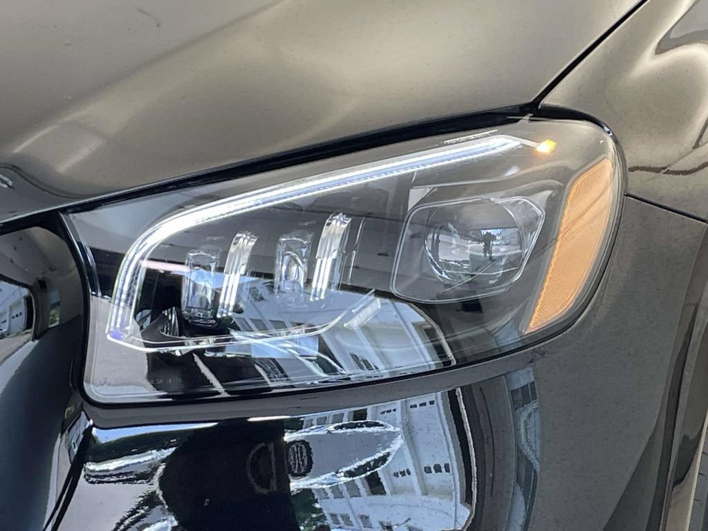 Used 2025 Mercedes-Benz GLS 580 4MATIC image 9