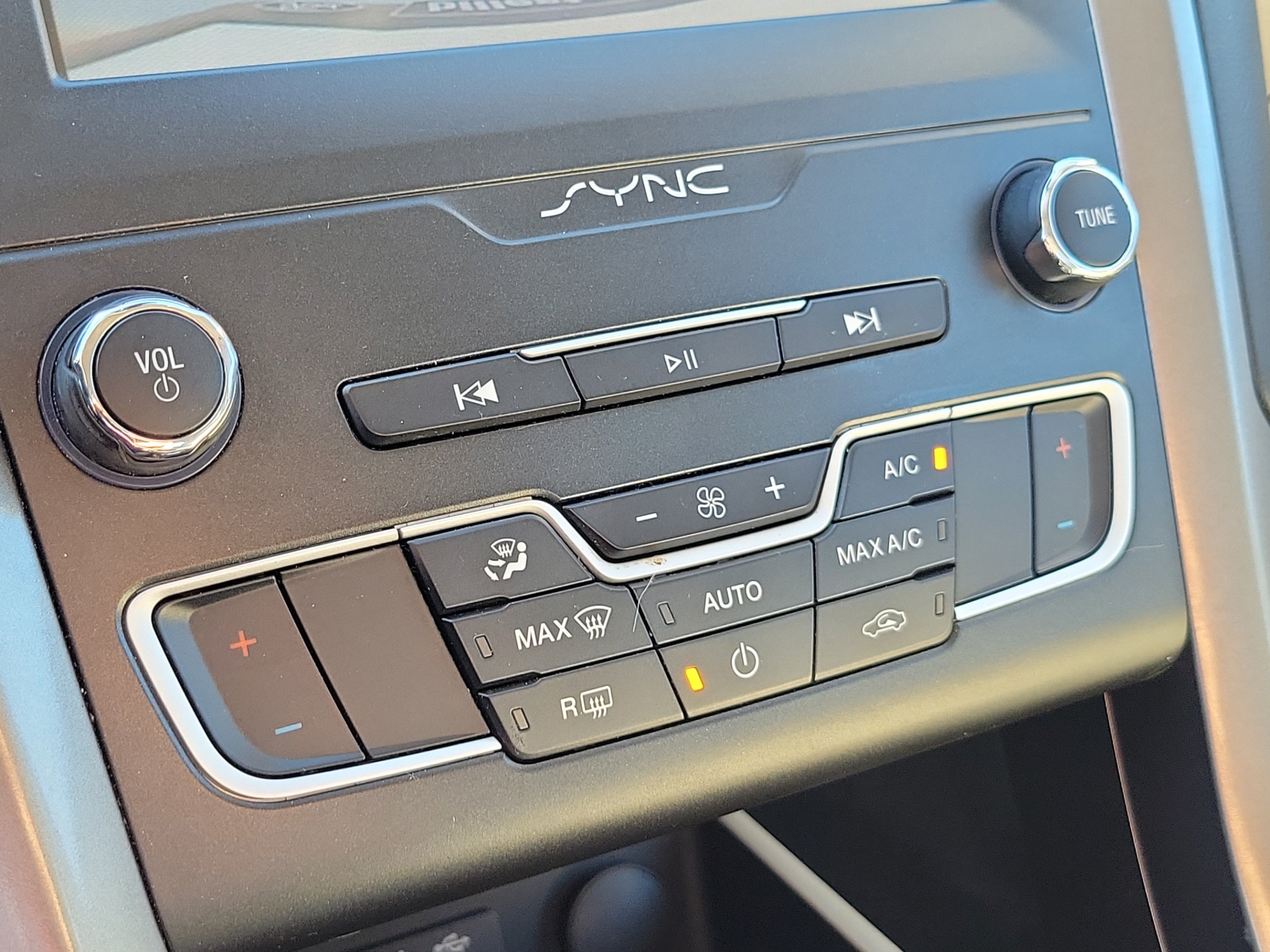Used 2019 Ford Fusion SE FWD image 25