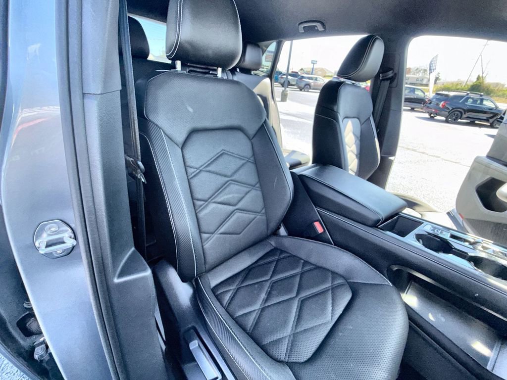 Used 2024 Volkswagen Atlas Cross Sport SE image 31
