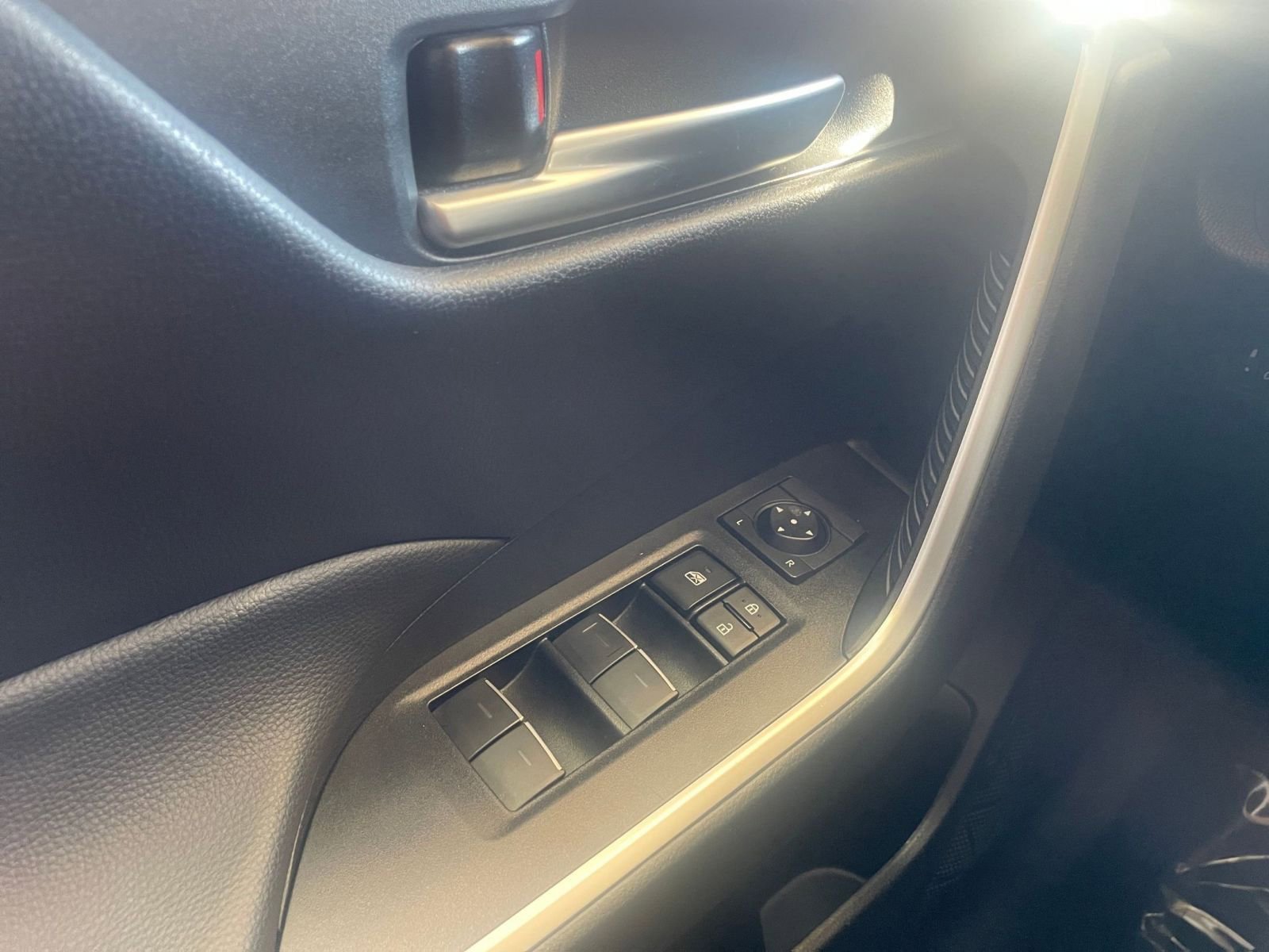 Used 2025 Toyota RAV4 XLE image 20