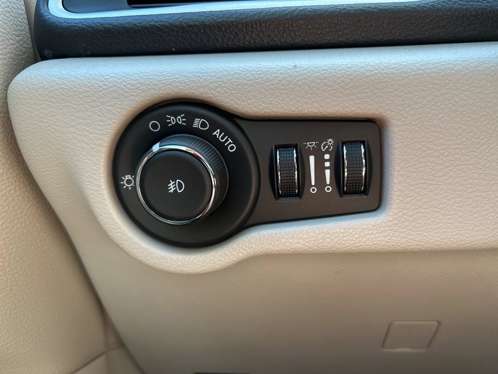 Used 2024 Chrysler Pacifica Limited FWD image 30