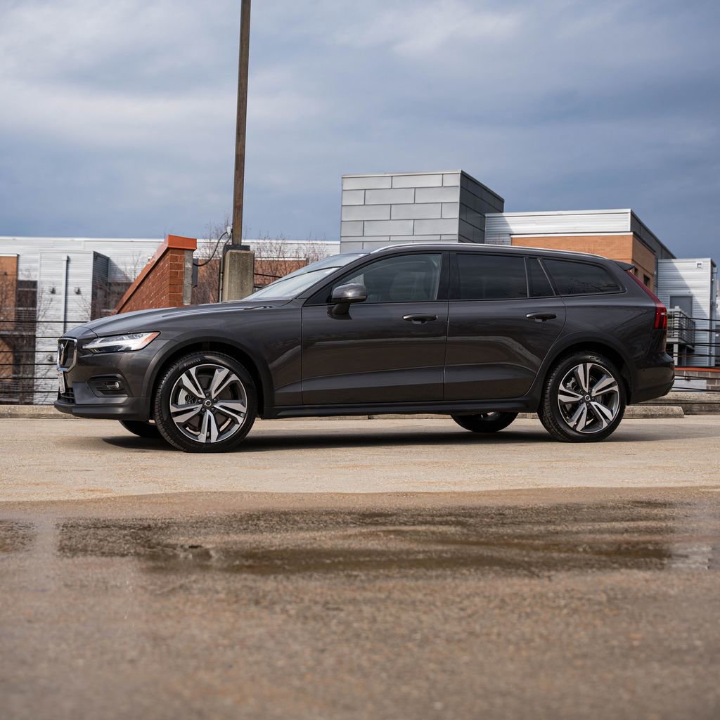 Certified 2025 Volvo V60 B5 Cross Country Plus image 3