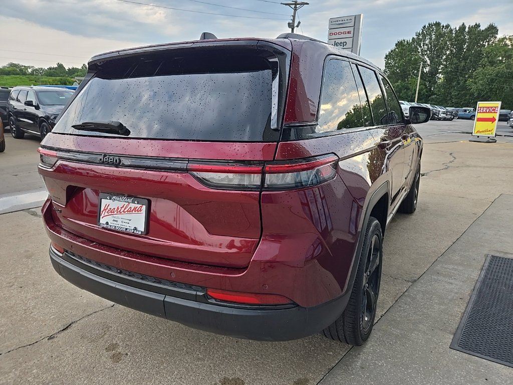Used 2023 Jeep Grand Cherokee Altitude AWD/4WD image 10