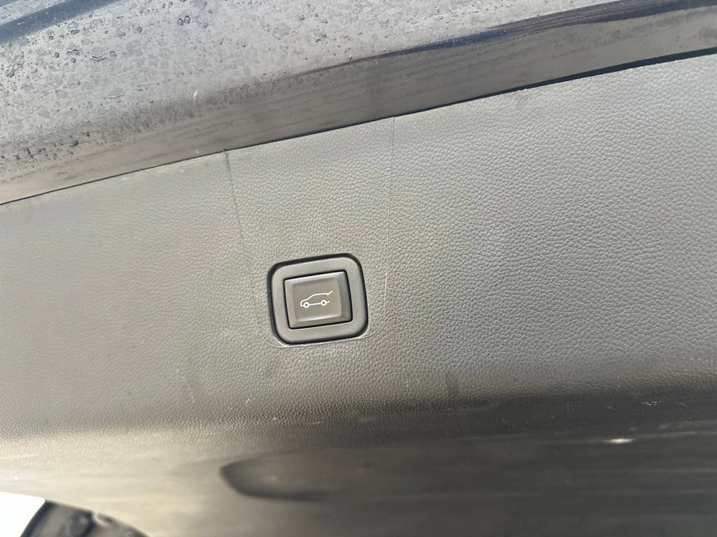 Used 2023 Chevrolet Traverse LT FWD image 17