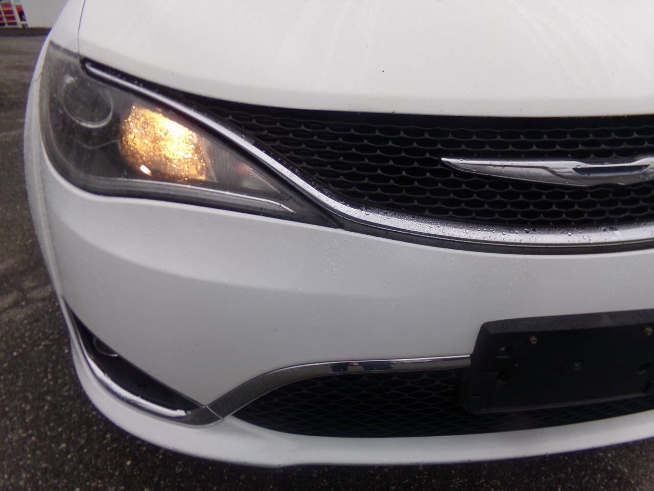 Used 2017 Chrysler Pacifica Touring-L image 4