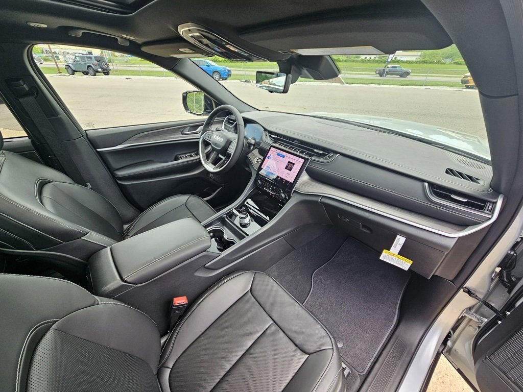 New 2025 Jeep Grand Cherokee L Limited w/ Luxury Tech Group II image 29