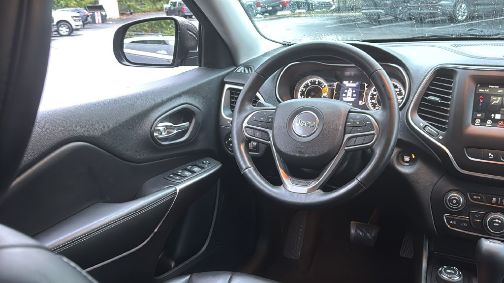 Used 2019 Jeep Cherokee Latitude Plus w/ Cold Weather Group AWD/4WD image 30