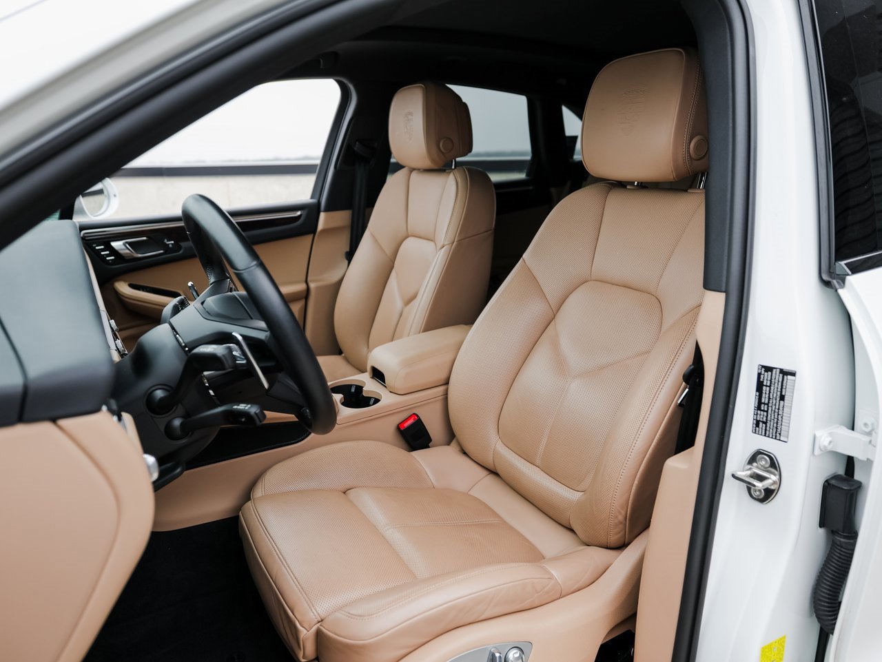 Certified 2023 Porsche Macan image 5