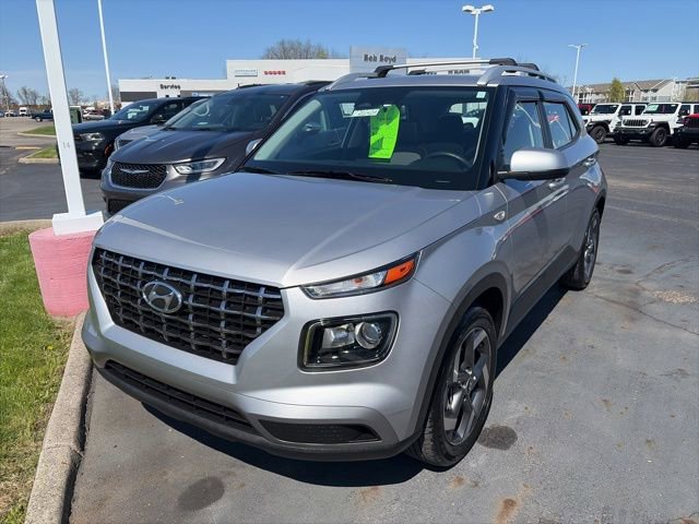 Used 2025 Hyundai Venue SEL image 2