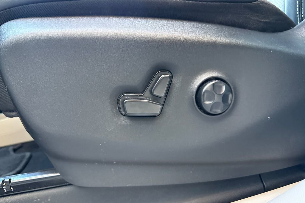 Used 2023 Chrysler Pacifica Touring-L image 19