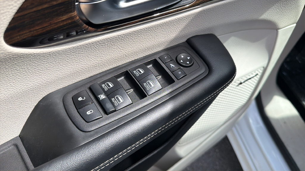 Used 2023 Chrysler Pacifica Limited w/ Uconnect Theater Family Group AWD/4WD image 10