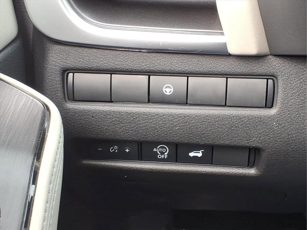 Used 2025 Nissan Rogue SV AWD/4WD image 25