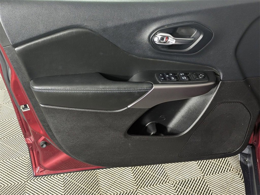 Certified 2019 Jeep Cherokee Latitude Plus w/ Comfort/Convenience Group image 14