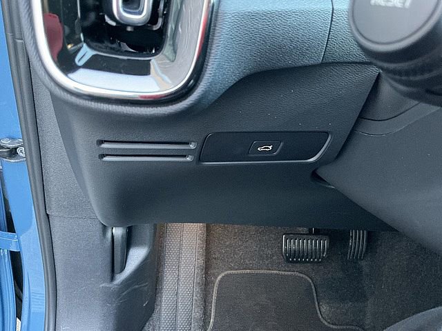 Certified 2025 Volvo XC40 B5 Plus image 23