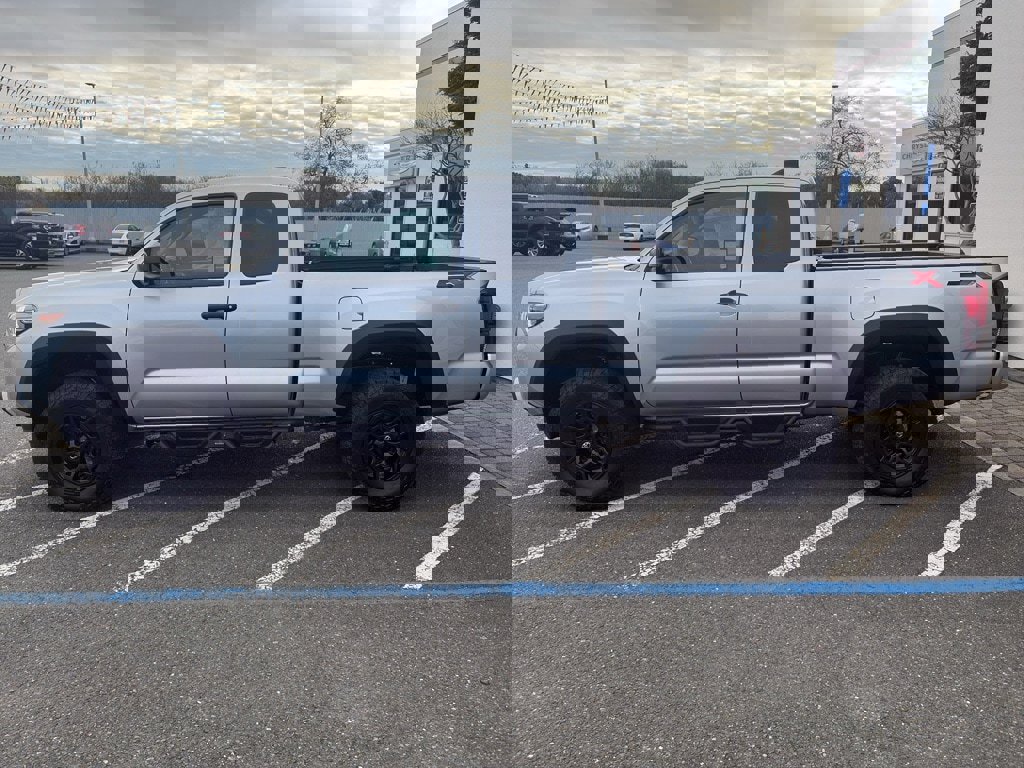 Used 2022 Toyota Tacoma SR w/ SX Package image 4