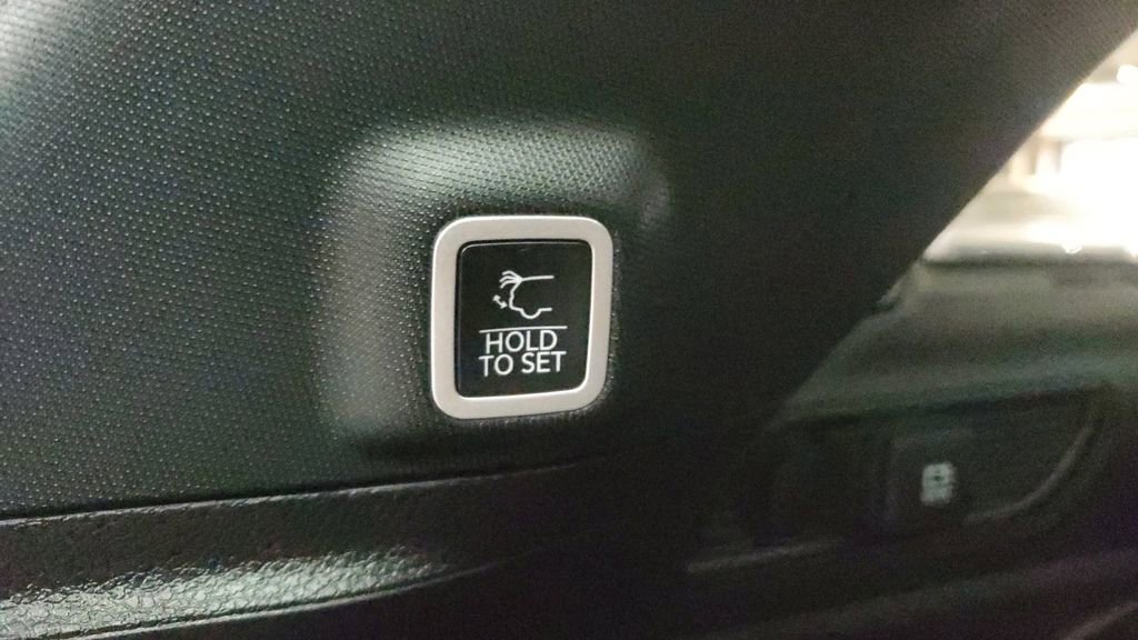 Used 2024 Jeep Grand Cherokee Limited w/ Black Appearance Package image 10