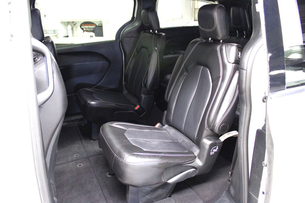 Used 2025 Chrysler Pacifica Select image 26