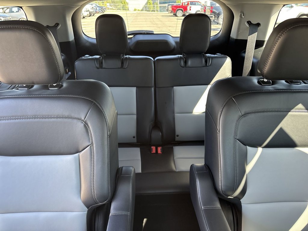 Used 2022 Ford Explorer XLT w/ XLT Sport Appearance Package AWD/4WD image 40