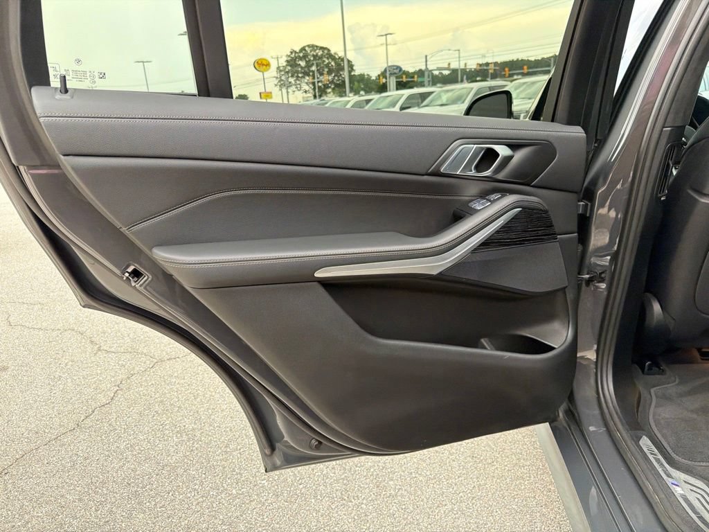 Used 2022 BMW X7 xDrive40i w/ M Sport Package AWD/4WD image 16