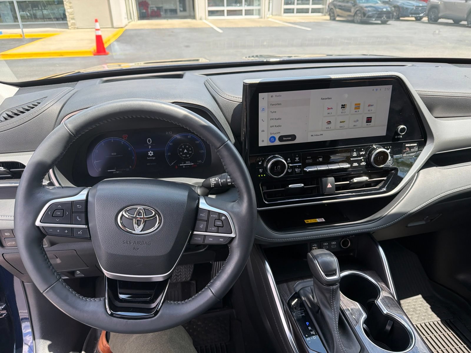 Used 2023 Toyota Highlander Platinum FWD image 2