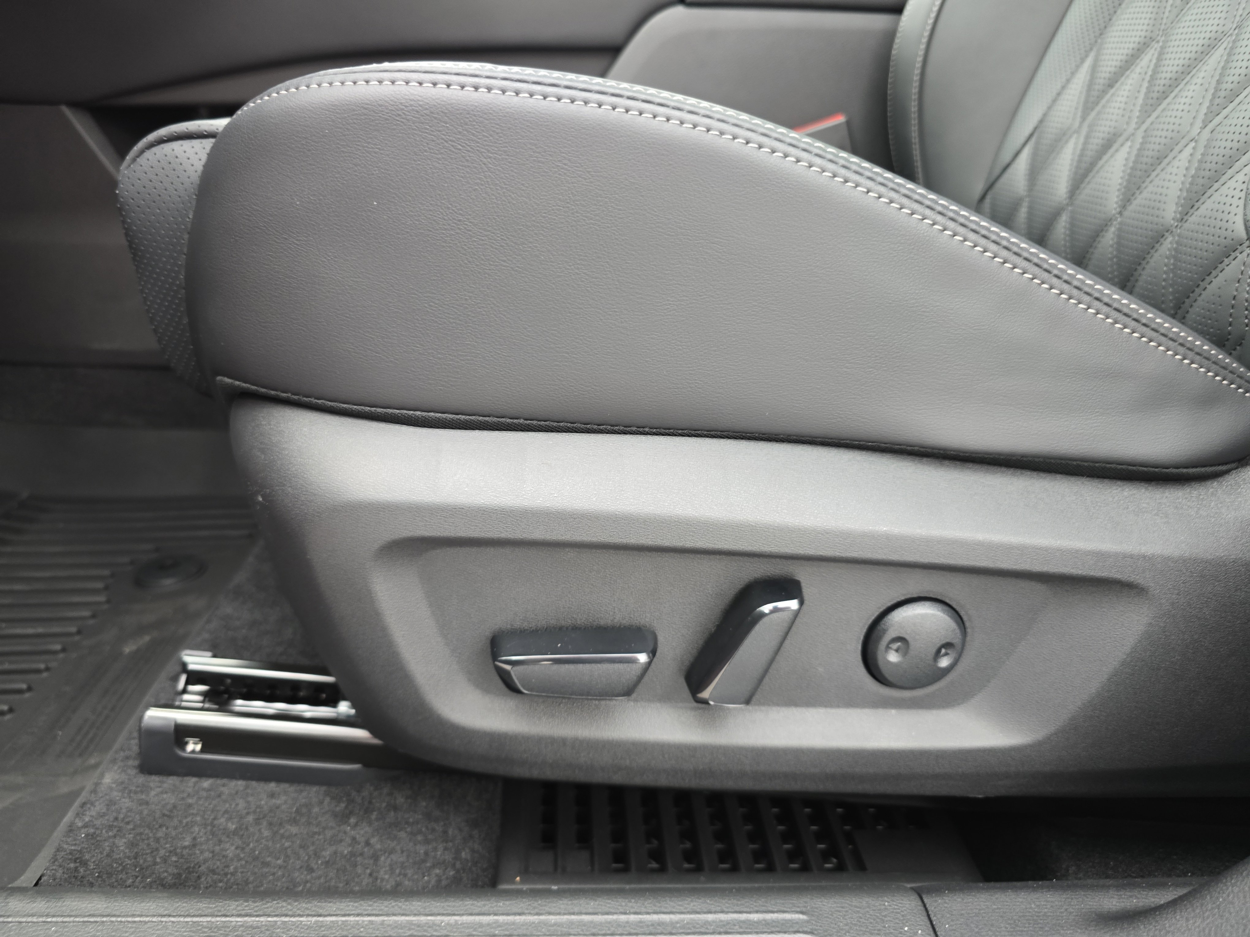 New 2026 Nissan Rogue Platinum image 29