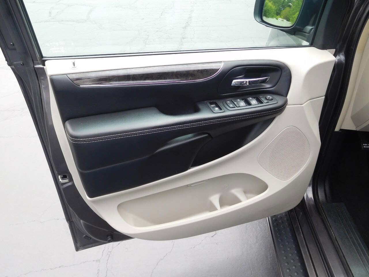 Used 2016 Chrysler Town & Country Touring image 22