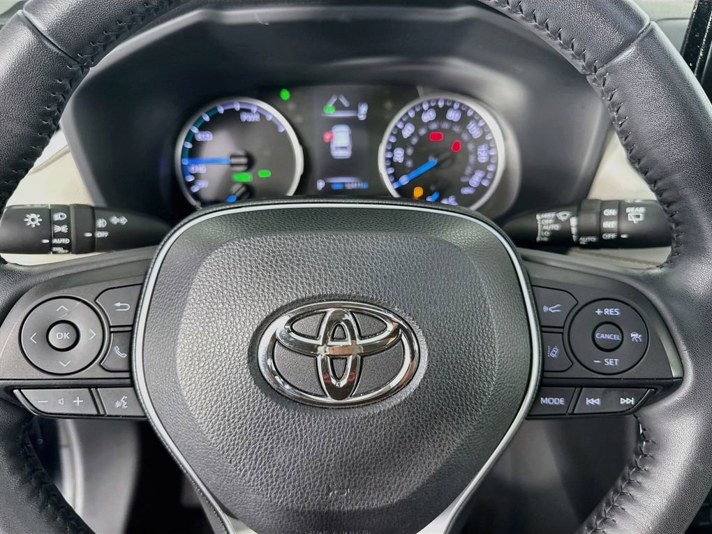Used 2021 Toyota RAV4 XLE Premium image 16