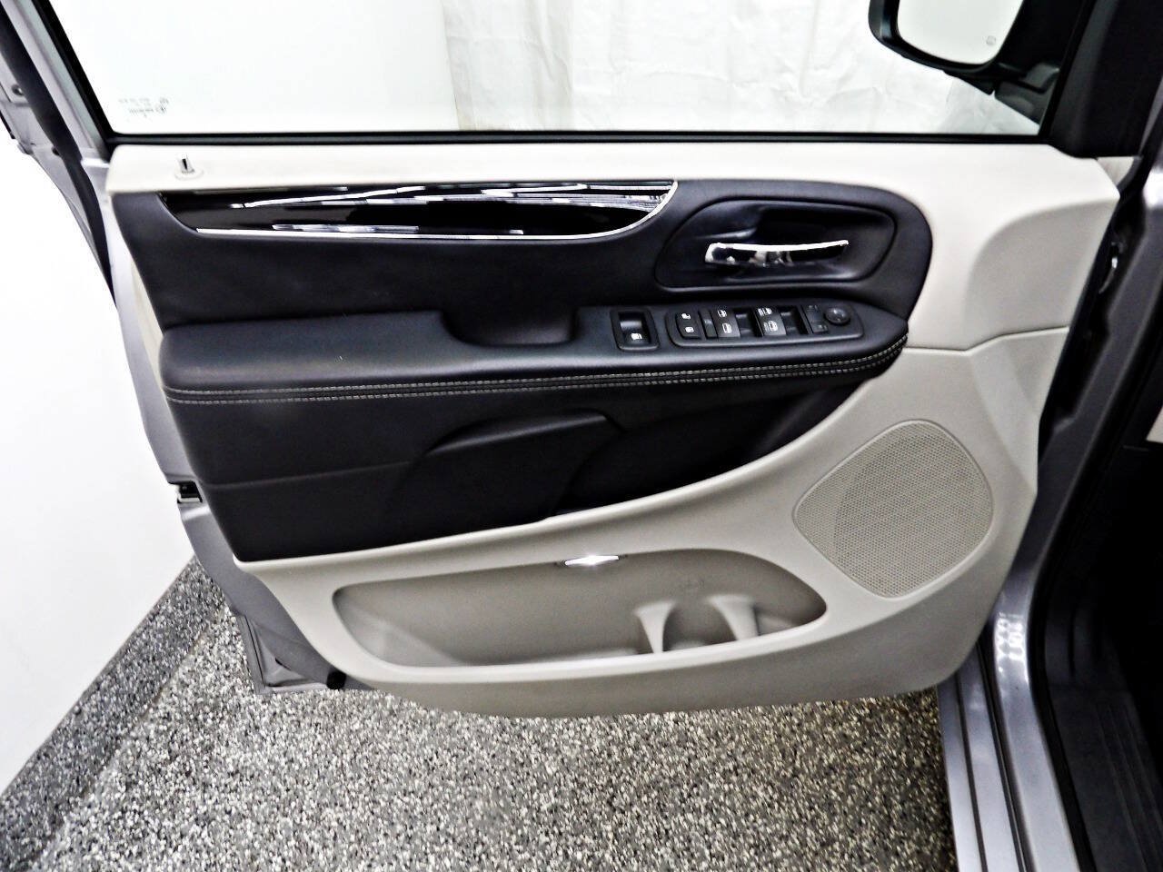 Used 2016 Dodge Grand Caravan SE FWD image 7